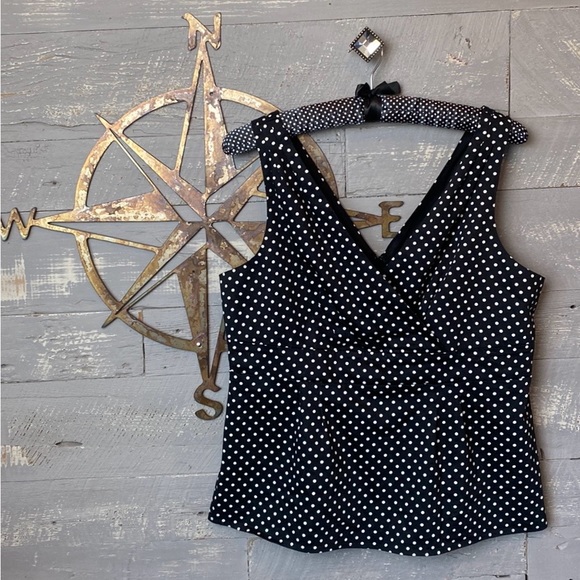 Adorable Torrid polka dot sleeveless top - Picture 1 of 6